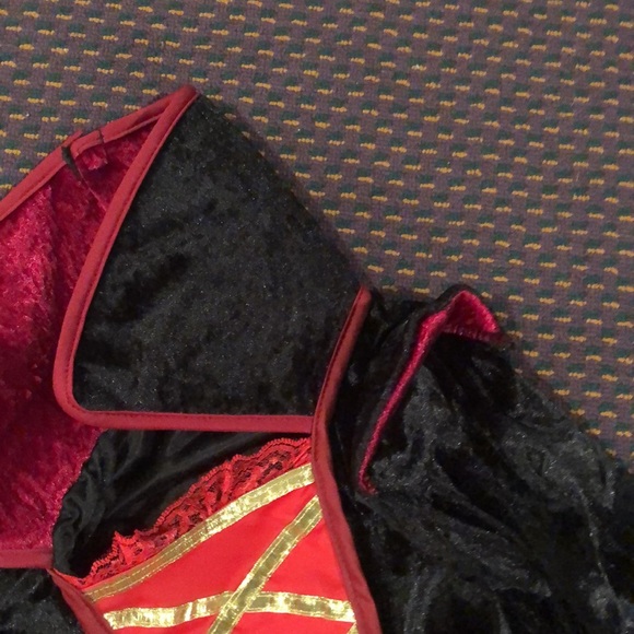 Vampira velveteen and lace black & red Halloween costume - Picture 8 of 16